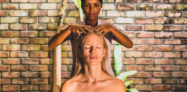 Wohltuende ayurvedische Kopfmassage