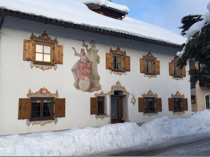 Schöne Häuser mit Lüftlmalerei 