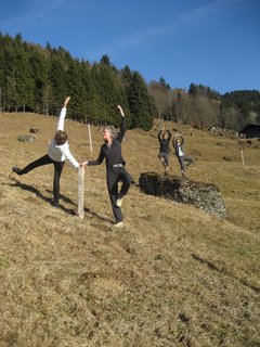 Während einer Wanderung übten die Teilnehmenden Yoga in der Sonne