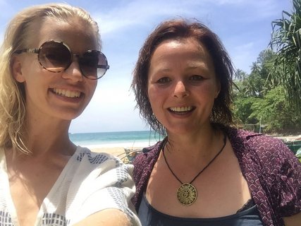 Die NEUE WEGE Teammitglieder Katharina Hegemann und Angelika Sturz senden sonnige Grüße aus dem Talalla Retreat