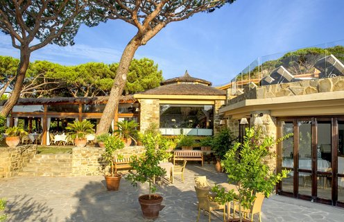 Das Hotel Roccamare im toskanischen Stil ist der ideale Ort für einen erholsamen Yoga Urlaub