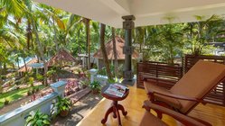 ayurveda-reisen-kuren-indien-suedindien-kerala-bethsaida-hermitage-resort-terrasse-anlage-liegestuhl Genießen Sie den Ausblick auf die schöne Anlage des Bethsaida von Ihrer Terrasse aus