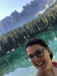Anja in der bezaubernden Kulisse der Dolomiten und des kristallklaren Bergsees 