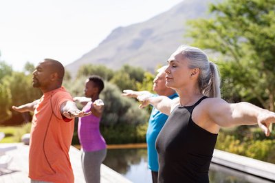 Im Yoga Urlaub für Senioren gemeinsam in der Gruppe üben