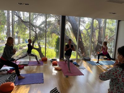Yoga in der Halle mit Panoramablick nach draußen