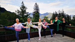 yoga-urlaub-oesterreich-tirol-naturhotel-lechlife-gruppe Fröhlich übt die Yogi-Gruppe vor dem Bergpanorama