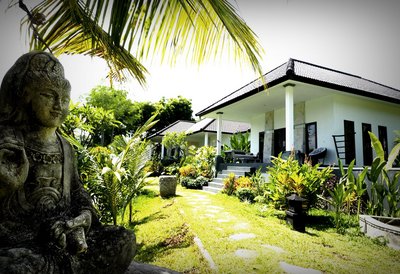 Die grüne Anlage des Zen Resorts 