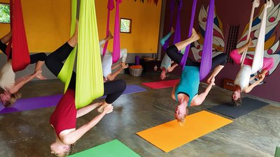 Den Tag mit Aerial Yoga begrüßen