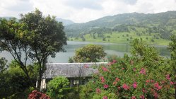 ayurveda-reisen-nepal-begnas-lake-resort-hotel-garten Fantastischer Blick auf den angrenzenden See