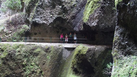 Wandern durch die felsige Landschaft Madeiras