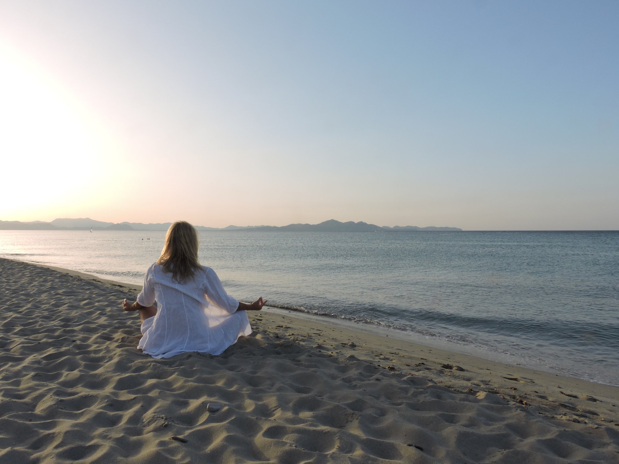 Stimmungsvolles Licht am Strand während der Yoga-Stunde