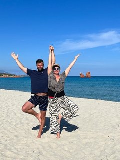 Freude und Herzlichkeit beim Yoga üben am Strand