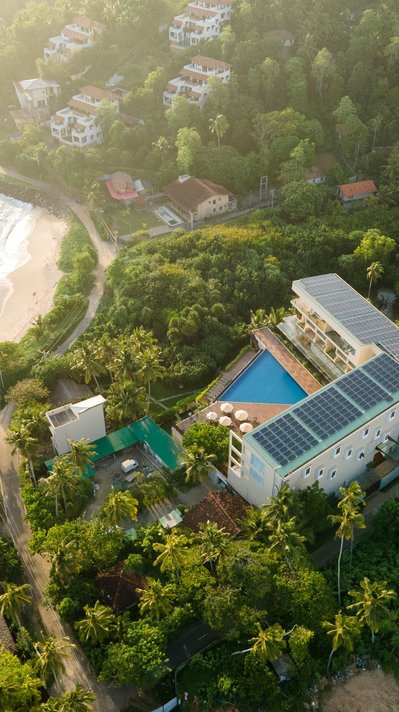 Das Ayurvie Weligama hat als Teil seiner Nachhaltigkeitsaktivitäten eine Solaranlage auf dem Dach installiert Das Ayurvie Weligama hat als Teil seiner Nachhaltigkeitsaktivitäten eine Solaranlage auf dem Dach installiert