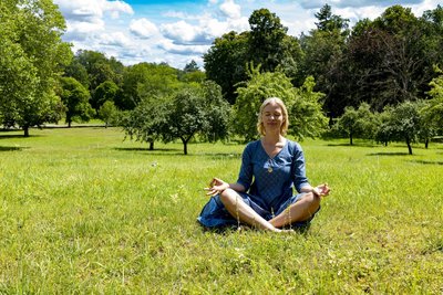 Meditation auf der Apfelbaum-Wiese
