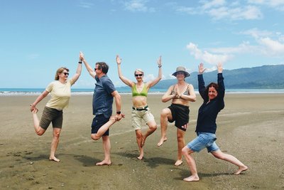 Gemeinsam am weiten Strand Yoga üben
