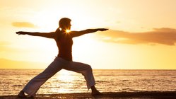 yoga-reisen-urlaub-meditation-strand-meer-sonnenuntergang-virabhadrasana-krieger-asana-haltung-2 Bei Sonnenaufgang am Strand Yoga üben