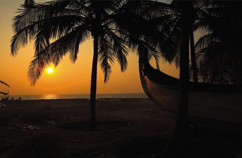 Der glühende Sonnenuntergang am Indischen Meer