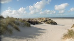 yoga-reisen-deutschland-nordsee-baltrum-naturhotel-baltrum-strand Der breite und lange Sandstrand auf Baltrum lädt zu ausgiebigen Strandspaziergängen ein
