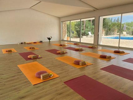 Üben Sie im lichtdurchfluteten Yogaraum