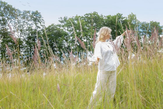 Frau tanzend auf einer Wiese