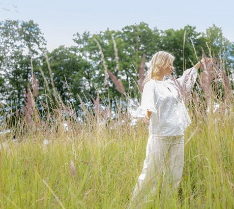Frau tanzend auf einer Wiese