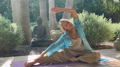 yogalehrerin-andrea-ostheimer NEUE WEGE Yogalehrerin Andrea Ostheimer praktiziert Yoga vor einem Buddha