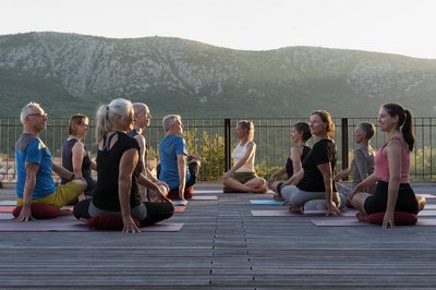 Gemeinsam Yoga üben mit traumhaften Ausblick