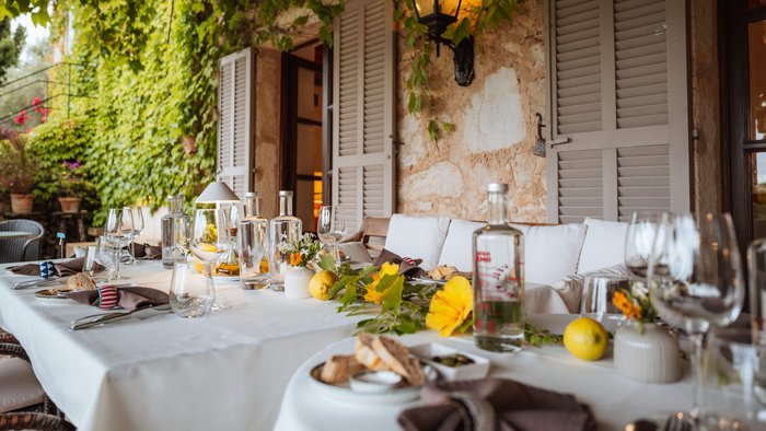 Terrasse mit gedeckten Tischen