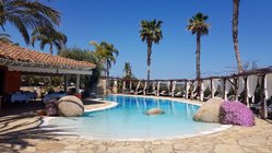 yoga-reisen-italien-sardinien-hotel-galanias-anlage-pool Die Anlage des Hotel Galanias bietet zahlreiche Sitzgelegenheiten, die angenehmen Schatten spenden.