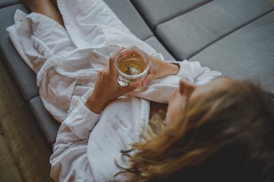 Nach der Sauna im Ruheraum entspannen