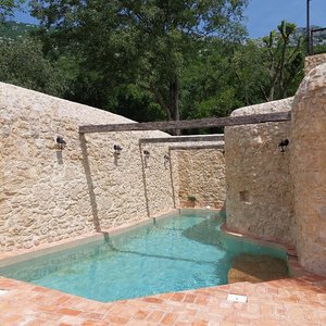Der Pool im Hotel Balatura erinnert an ein altes Anwesen.