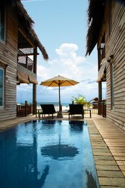 Der Blick vom Pool der Panoramic Suite auf das Meer Der Blick vom Pool der Panoramic Suite auf das Meer