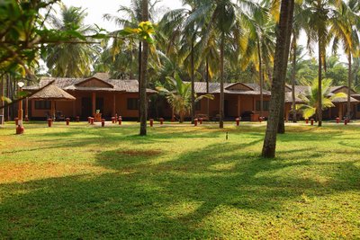 Im Sitaram gibt es insgesamt 12 Cottages die sich in einem tropischen Garten verteilen