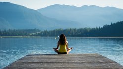 yoga-reisen-urlaub-meditation-see-berge-sukhasana-schneidersitz-lotussitz-asanas-haltung-steeg Yoga und Meditation an den schönsten Orten der Welt auf Reisen üben
