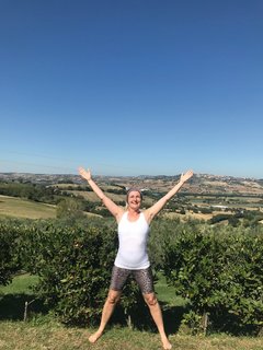 Yogahlehrerin Christine vor der reizenden Landschaft Italiens