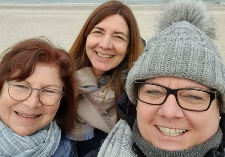 Yogis glücklich am Strand
