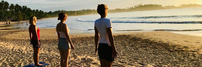 Wir spüren die Kraft bei unseren Yogastunden am Strand mit Weitblick aufs Meer