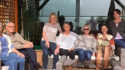 ayurveda-kur-portugal-hotel-alpino-atlantico-teilnehmer Die Teilnehmer zusammen auf der Terasse bei Sonnenschein