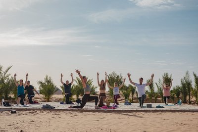 Gemeinsame Yoga-Praxis mit Blick in die weite Wüste