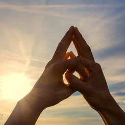 Hände im Yoga Mudra