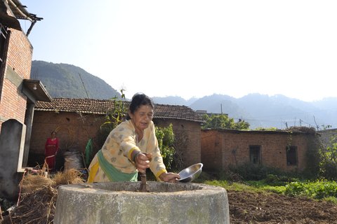 Frau in Nepal bei Hausarbeit