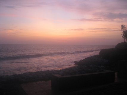 Verfolgen Sie am Abend die untergehende Sonne am Strand