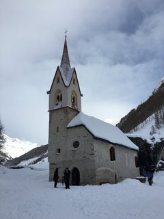 Die Heiliggeist Kirche in Prettau im Schnee