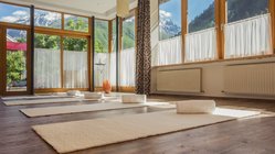 yoga-urlaub-oesterreich-tirol-pitztal-hotel-vier-jahreszeiten-yogaraum In dem lichtdurchfluteten Yogaraum können Sie sich beim Yoga und der Meditation entspannen