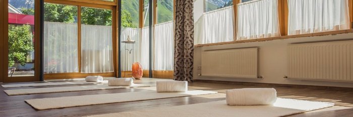 In dem lichtdurchfluteten Yogaraum können Sie sich beim Yoga und der Meditation entspannen 