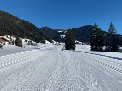 Die Berglandschaft in strahlendem Weiß