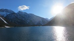 yoga-urlaub-oesterreich-lechlife-ausblick-see Ein unbeschreiblicher Blick auf den See umgeben von Bergen