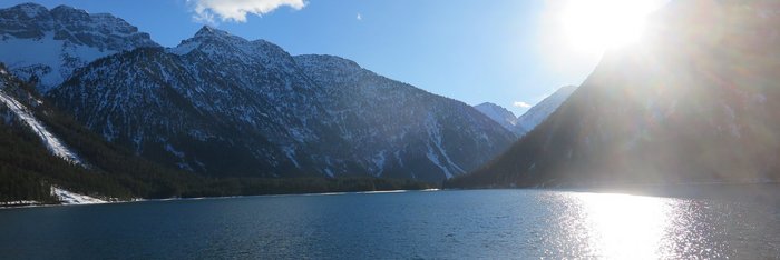 Ein unbeschreiblicher Blick auf den See umgeben von Bergen 