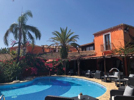 Entspannen Sie am Pool des Hotel Galanìas