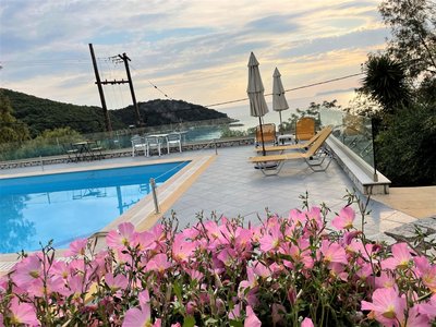 Vom Pool haben Sie den direkten Blick auf das Meer
